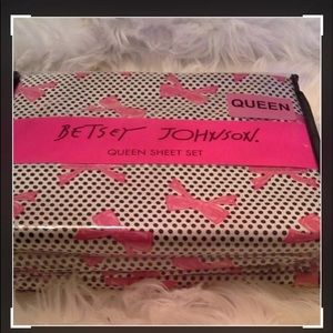Betsey Johnson Bedding - BETSEY JOHNSON POLKA DOT/BOW QUEEN SHEETS SET Betsey Johnson Bedding - BETSEY JOHNSON POLKA DOT/BOW QUEEN SHEETS SET